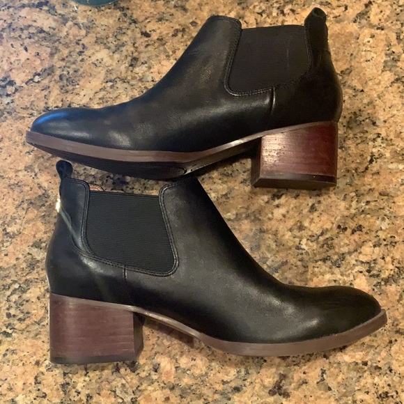 Cute Tommy Hilfiger black booties! - Picture 2 of 4